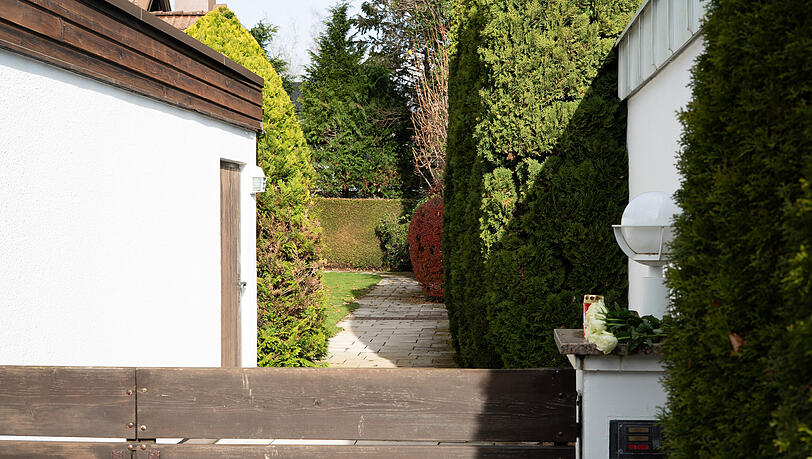 Im Eingangsbereich wurden Blumen auf den Briefkasten gelegt Im Eingangsbereich wurden Blumen auf den Briefkasten gelegt