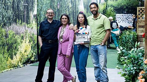 Der Hauptcast der "Doppelhaush&auml;lfte" bietet w&auml;hrend der Dreharbeiten zu Staffel f&uuml;nf einen Blick hinter die Kulissen der Serienproduktion, von links: Milan Peschel als Andi Knuppe, Maryam Zaree als Mari Sawadi, Minh-Khai Phan-Thi als Tracy Knuppe, Benito Bause als Theo Kr&ouml;ger.