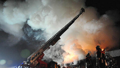Die Feuerwehr im Kampf gegen die Flammen Die Feuerwehr im Kampf gegen die Flammen