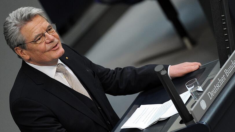 Joachim Gauck ist neuer Bundespräsident. Die
Bundesversammlung wählte den früheren DDR-Bürgerrechtler am Sonntag
mit großer Mehrheit zum Nachfolger von Christian Wulff. Der
72-Jährige erhielt 991 von 1228 gültigen Stimmen, das entspricht
einer Zustimmung von gut 80 Prozent. Für Gaucks Gegenkandidatin Beate
Klarsfeld votierten 126 Delegierte. Joachim Gauck ist neuer Bundespräsident. Die
Bundesversammlung wählte den früheren DDR-Bürgerrechtler am Sonntag
mit großer Mehrheit zum Nachfolger von Christian Wulff. Der
72-Jährige erhielt 991 von 1228 gültigen Stimmen, das entspricht
einer Zustimmung von gut 80 Prozent. Für Gaucks Gegenkandidatin Beate
Klarsfeld votierten 126 Delegierte.