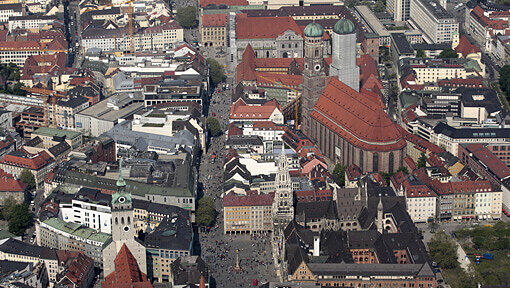 In der teuren Altstadt ist der Anteil an Singles mit am höchsten – die Türme der Frauenkirche bilden da eine Ausnahme und führen eine dauerhafte Paarbeziehung. In der teuren Altstadt ist der Anteil an Singles mit am höchsten – die Türme der Frauenkirche bilden da eine Ausnahme und führen eine dauerhafte Paarbeziehung.