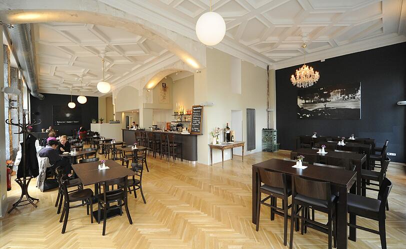 Hohe Decken, Stuck und Industriedesign-Charme: So haben die Macher des neuen Restaurants in der Lindwurmstraße den ehemaligen Schlecker umgestylt.