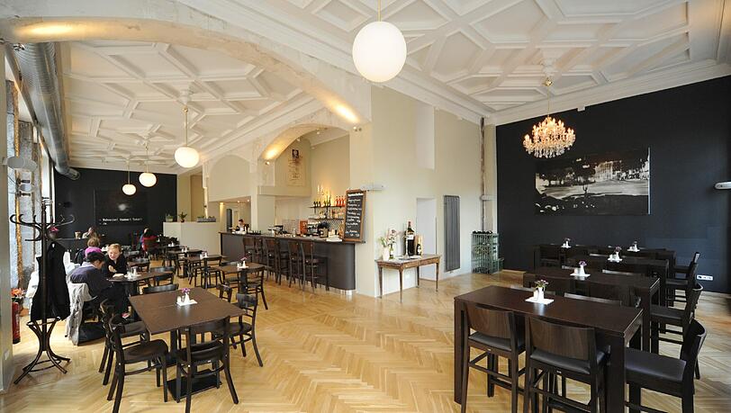 Hohe Decken, Stuck und Industriedesign-Charme: So haben die Macher des neuen Restaurants in der Lindwurmstraße den ehemaligen Schlecker umgestylt. Hohe Decken, Stuck und Industriedesign-Charme: So haben die Macher des neuen Restaurants in der Lindwurmstraße den ehemaligen Schlecker umgestylt.
