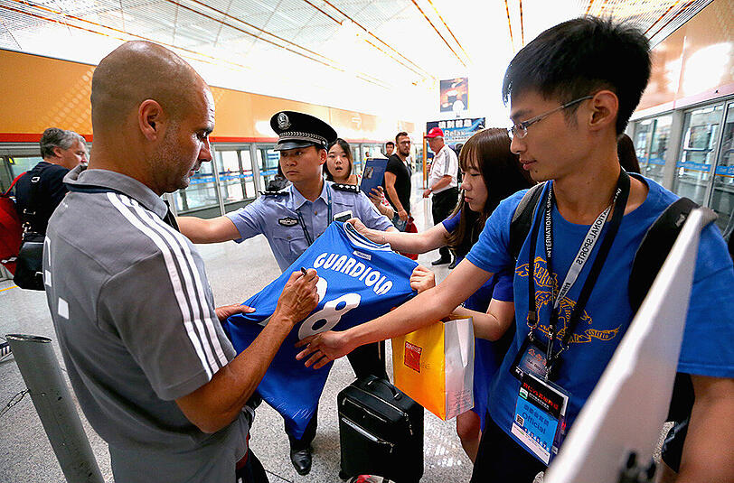 Der FC Bayern ist am Freitag in Peking gelandet und wurde von rund 1000 Fans schon am Flughafen frenetisch gefeiert. Die Bilder von der Ankunft.