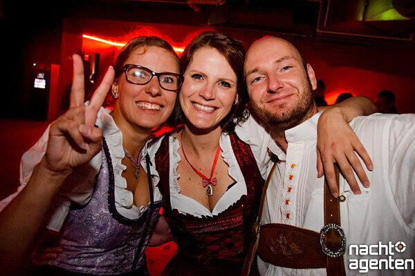 Zur Wiesn machen die Münchner im Neuraum nonstop Party.