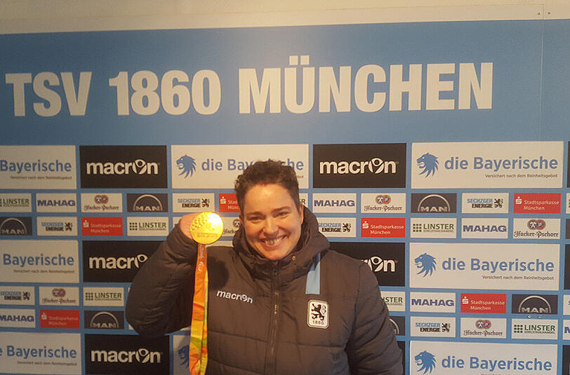 Präsentiert ihre Goldmedaille im Kugelstoßen von den Paralympics in Rio de Janeiro: Birgit Kober, das neue Aushängeschild der Behinderten-Abteilung des TSV 1860.