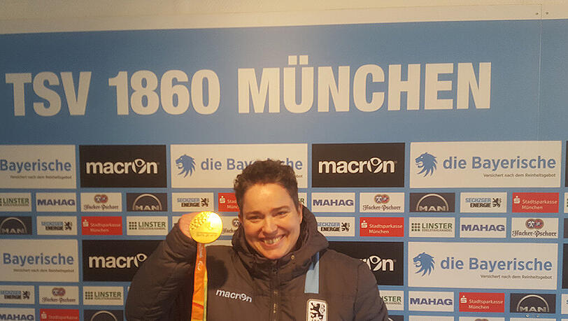 Präsentiert ihre Goldmedaille im Kugelstoßen von den Paralympics in Rio de Janeiro: Birgit Kober, das neue Aushängeschild der Behinderten-Abteilung des TSV 1860. Präsentiert ihre Goldmedaille im Kugelstoßen von den Paralympics in Rio de Janeiro: Birgit Kober, das neue Aushängeschild der Behinderten-Abteilung des TSV 1860.