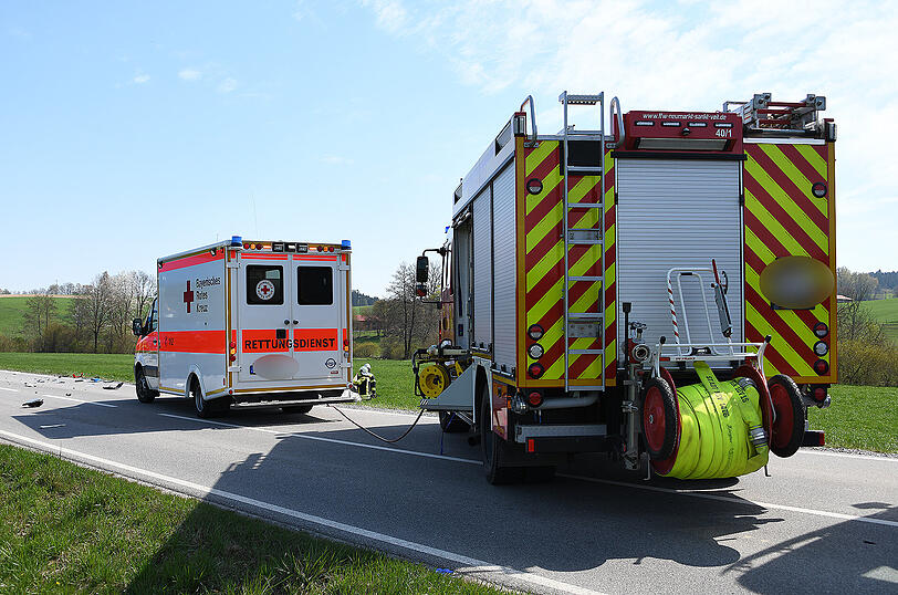 Das dreirädrige Gefährt wurde auf eine Wiese geschleudert. Für den Fahrer kam jede Hilfe zu spät.