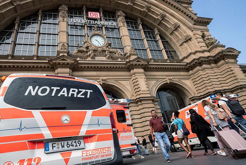 Ein Notarztwagen steht vor dem Frankfurter Hauptbahnhof, nachdem es bei der Einfahrt eines Zuges zu einem Zwischenfall mit einem Kind kam.