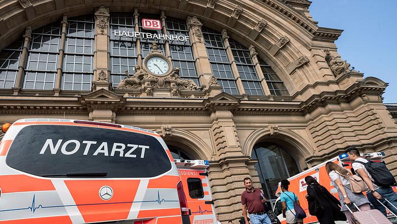 Ein Notarztwagen steht vor dem Frankfurter Hauptbahnhof, nachdem es bei der Einfahrt eines Zuges zu einem Zwischenfall mit einem Kind kam.