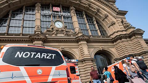 Ein Notarztwagen steht vor dem Frankfurter Hauptbahnhof, nachdem es bei der Einfahrt eines Zuges zu einem Zwischenfall mit einem Kind kam.