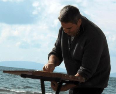 Maler Martin Gensbaur bei der Arbeit am See.
