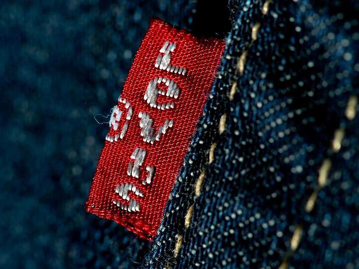 Jeans der Marke Levi Strauss & Co. Der traditionsreiche Jeans-Hersteller will bei seiner Rückkehr an die Börse über eine halbe Milliarde Dollar an frischem Kapital bei Anlegern einsammeln.