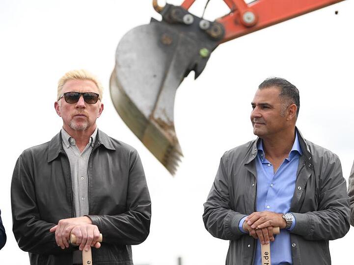 Investor Khaled Ezzedine (r) und Tennis-Legende Boris Becker beim Spatenstich für die geplante Internationale Tennis-Akademie teil.
