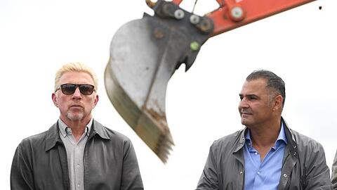 Investor Khaled Ezzedine (r) und Tennis-Legende Boris Becker beim Spatenstich für die geplante Internationale Tennis-Akademie teil.