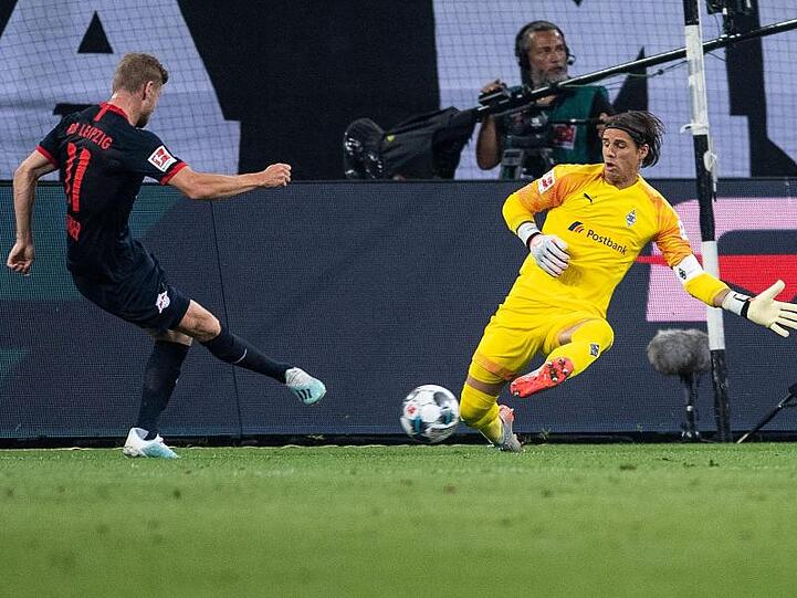 Der Leipziger Timo Werner (l) schnürte einen Dreierpack.