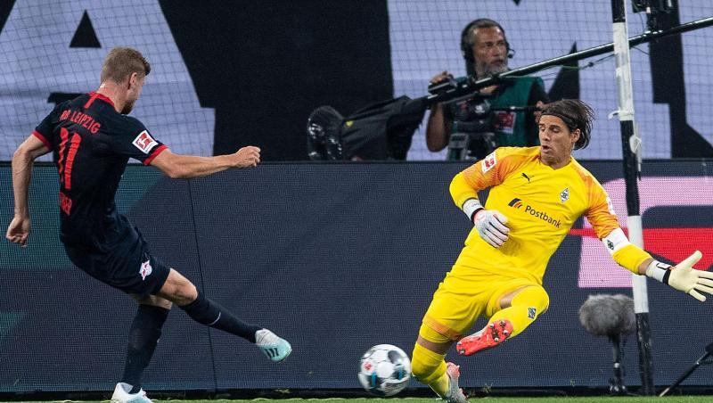 Der Leipziger Timo Werner (l) schnürte einen Dreierpack. Der Leipziger Timo Werner (l) schnürte einen Dreierpack.
