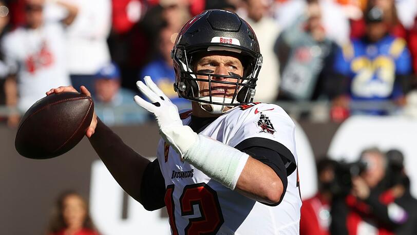 Tampa Bay Buccaneers-Quarterback Tom Brady (12) wirft einen Pass.