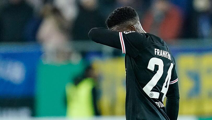 Frankfurts Aurelio Buta ist nach dem Pokal-Aus tief enttäuscht.