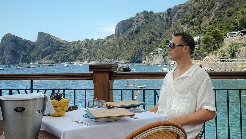So lässt sich’s leben: Bayern-Torwart Manuel Neuer (39) postet einige Fotos seines Urlaubs an der Amalfi-Küste auf Instagram - wer fehlt auf den Bildern, ist seine frisch gebackene Gattin Anika (25).