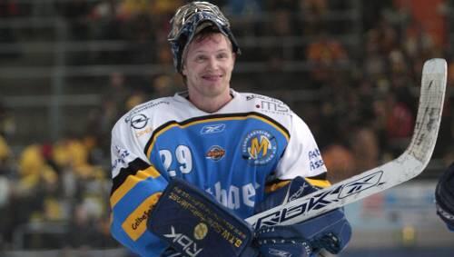 Muss verletzt pausieren: EHC-Keeper Joey Vollmer. Muss verletzt pausieren: EHC-Keeper Joey Vollmer.