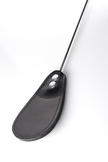 Und noch ein Accessiore zum Popo-Klatschen: eine Gerte aus poliertem Aluminium mit ovalem Doppel-Paddel aus Leder - Gesamtlänge: 60 Zentimeter.