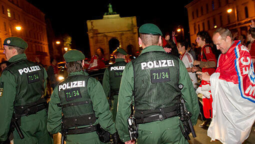 So friedlich war der Polizeieinsatz nach dem Einzug des FC Bayern ins Finale der Champions League. 2.500 Polizisten werden beim Endspiel gegen Chelsea im Einsatz sein. So friedlich war der Polizeieinsatz nach dem Einzug des FC Bayern ins Finale der Champions League. 2.500 Polizisten werden beim Endspiel gegen Chelsea im Einsatz sein.
