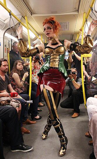 Irre Show in der Berliner U-Bahn: Beim Underground Catwalk geht's heiß her.