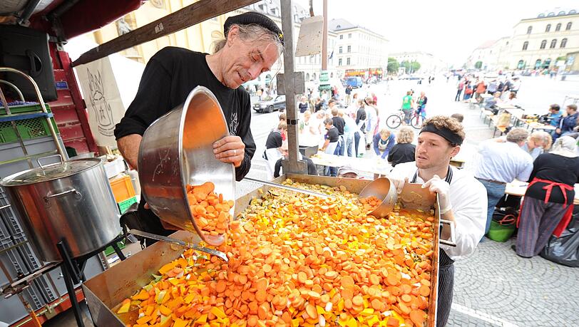 Aktion "Teller statt Tonne!": Wam Kat (links) und Lorenz Hartmann kochen mit geschnittenem Gemüse, das wegen seiner Form oder Größe nicht in den Handel gelangt wäre. Aktion "Teller statt Tonne!": Wam Kat (links) und Lorenz Hartmann kochen mit geschnittenem Gemüse, das wegen seiner Form oder Größe nicht in den Handel gelangt wäre.
