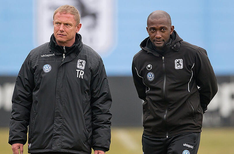 Torsten Fröhling (l) und sein Co-Trainer Collin Benjamin führen die Löwen bis zum Saisonende.
