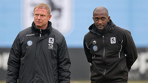 Torsten Fröhling (l) und sein Co-Trainer Collin Benjamin führen die Löwen bis zum Saisonende.