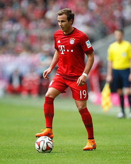 Am Samstag gegen Augsburg präsentierten die Bayern erstmals ihr Trikot für die neue Saison. Die Bilder zum Durchklicken!