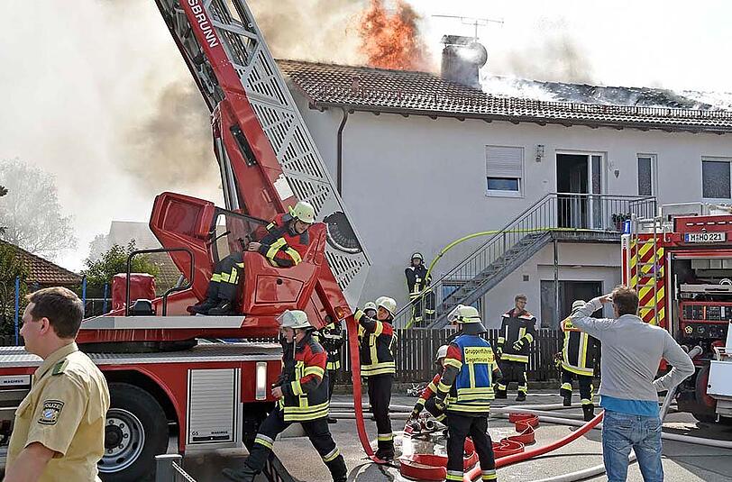 Die Bilder vom Dachstuhlbrand in Hofolding am Dienstagmittag.