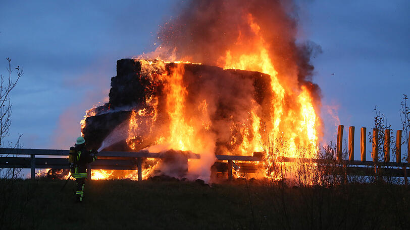 Die Feuerwehren mehrerer Gemeinden waren im Einsatz. Die A94 war zwischenzeitlich komplett gesperrt.