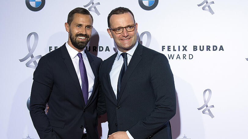 Jens Spahn mit seinem Ehemann.
