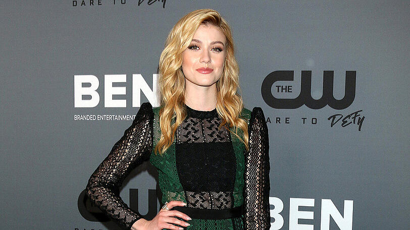 Schauspielerin Katherine McNamara im grün-schwarzen Partykleid
