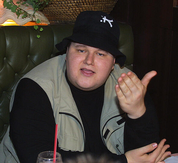 Gut einen Monat nach seiner Festnahme in Neuseeland ist der deutsche Betreiber der Internetplattform Megaupload, Kim Schmitz, gegen Kaution aus dem Gefängnis entlassen worden.Zu den gegen Dotcom verhängten Auflagen gehört, dass er bis auf weiteres weder das Internet noch Hubschrauber benutzt und sich nicht unangemeldet von seinem Anwesen nördlich von Auckland entfernt. Hier sehen Sie Bilder aus dem Leben eines Internet-Millionärs.