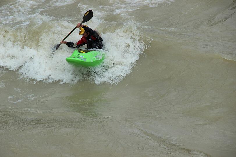 Hochwasser für die einen, perfekte Wellen für die anderen. Waghalsig tummeln sich Sportler in der Isar.