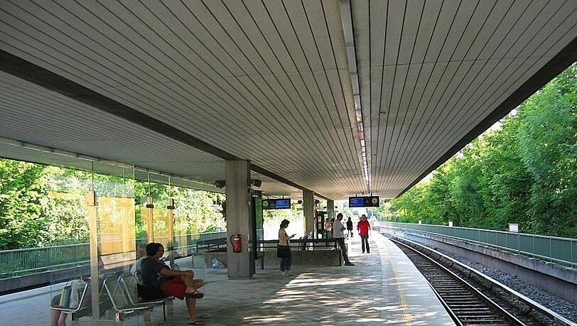 Die U6 fährt wieder. Pendler können aufatmen. Die U6 fährt wieder. Pendler können aufatmen.