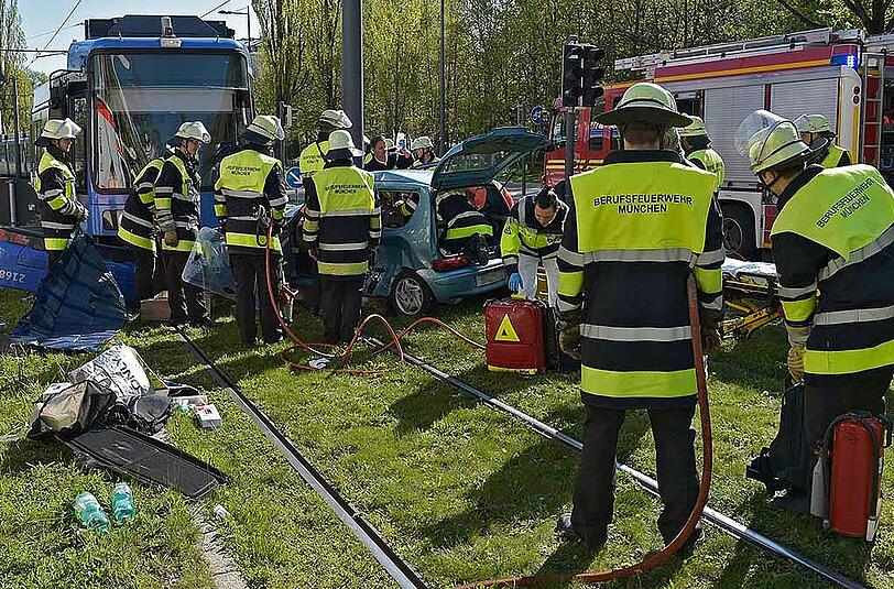 Bilder vom Verkehrsunfall in der Cosimastraße. Eine Tram kolliderte mit einem Pkw.