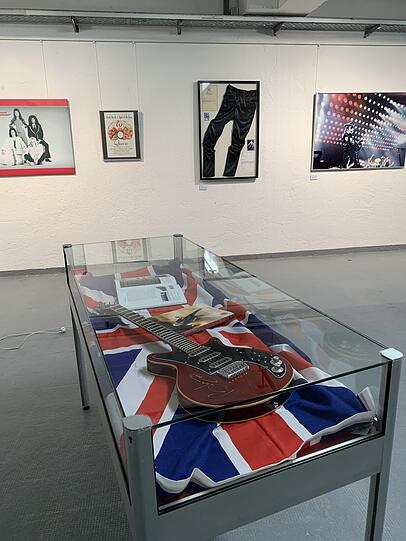 Diese Gitarre hat Queen-Gitarrist Brian May signiert.