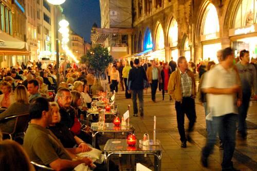 Lichterglanz erhöht Einkaufslust: Mehrere hundert Geschäfte und Kaufhäuser in der Innenstadt haben bis Mitternacht geöffnet. Denn: &bdquo;Nach acht ist das Shoppingfeeling viel cooler.&ldquo;