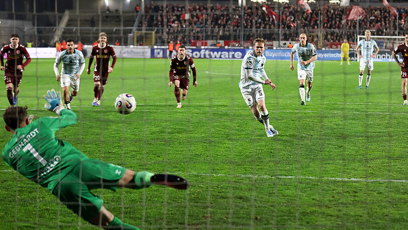 Thore Jacobsen verschie&szlig;t gegen Jahn Regensburg einen Elfmeter.