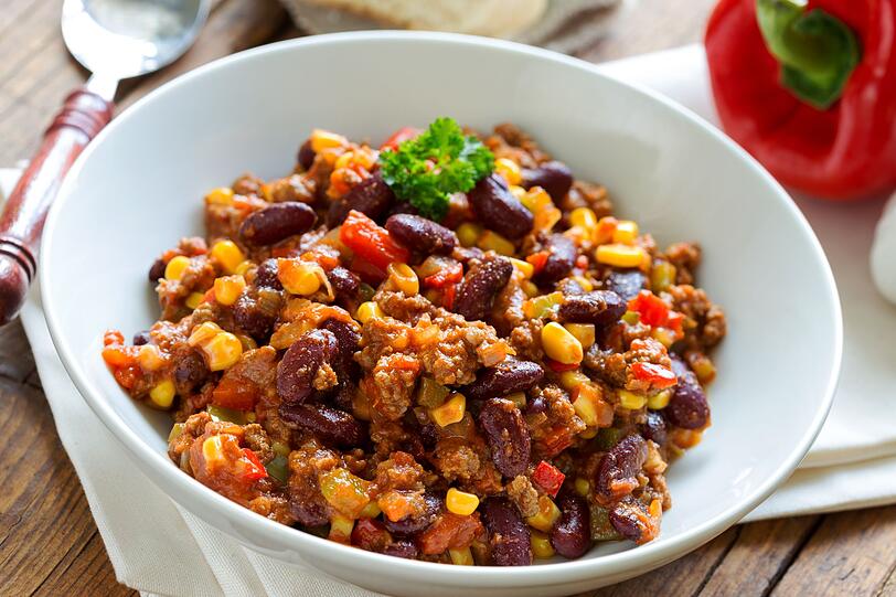 Geben Sie die restlichen Zutaten hinzu und lassen alles etwa fünf Minuten köcheln. Schmecken Sie mit Chiligewürz und Kreuzkümmel ab. Wer mag, kann die Mischung mit Crème fraîche und frischen Kräutern noch etwas verfeinern. Wer Chili sin Carne bevorzugt, lässt das Hackfleisch einfach weg oder ersetzt es mit Soja-Hack. Geben Sie die restlichen Zutaten hinzu und lassen alles etwa fünf Minuten köcheln. Schmecken Sie mit Chiligewürz und Kreuzkümmel ab. Wer mag, kann die Mischung mit Crème fraîche und frischen Kräutern noch etwas verfeinern. Wer Chili sin Carne bevorzugt, lässt das Hackfleisch einfach weg oder ersetzt es mit Soja-Hack.