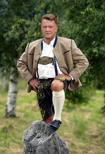 Er war kein Leisetreter beim FC Bayern: Al "Feierbiest" tanzte er mit OB Christian Ude auf dem Rathausbalkon und machte auch in der Lederhose eine anshehnliche Figur. Jetzt wird Louis van Gaal 60. Hier gibt's nochmal seine besten Bilder beim FC Bayern.