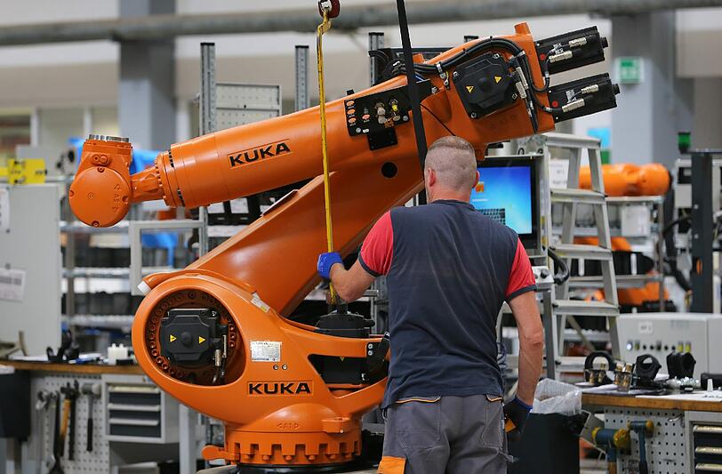 Roboter werden in der Produktion des Roboterbauers Kuka in Augsburg montiert. Foto: Karl-Josef Hildenbrand