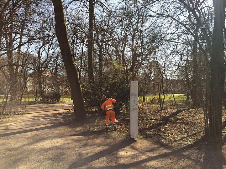 Auch die Fußwege werden jetzt gereinigt.