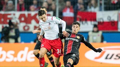Kölns Noah Katterbach (l) zieht Leverkusens Kai Havertz davon.
