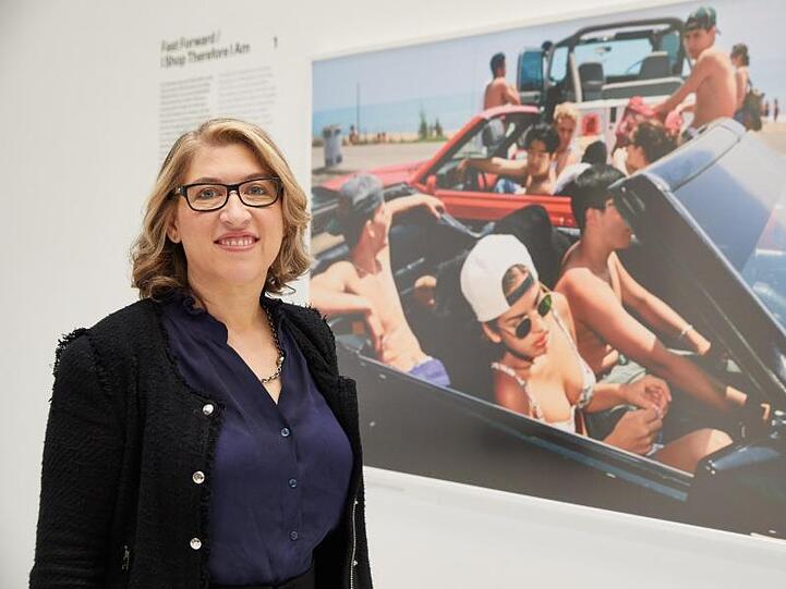 Die amerikanische Filmemacherin und Fotografin Lauren Greenfield vor ihrem Bild "Mijanou (18), die an der Beverly Hills High School zur Schülerin mit der besten Figur gewählt wurde, schwänzt die Schule, um am jährlichen Senior Beach Day, mit Freunden zum Strand zu gehen, Santa Monica, Kalifornien, 1993".
