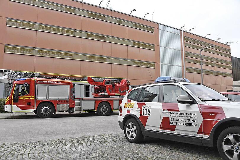 Den Zellenbrand in der JVA Stadelheim  musste die Feuerwehr  unter Atemschutz löschen.